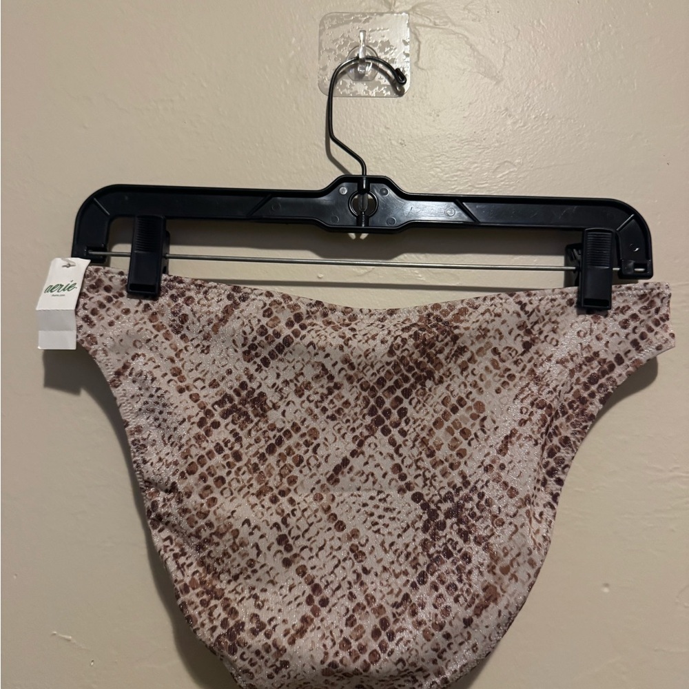 Crinkle Cheeky Bikini Bottom |
Aerie - Picture 5 of 5